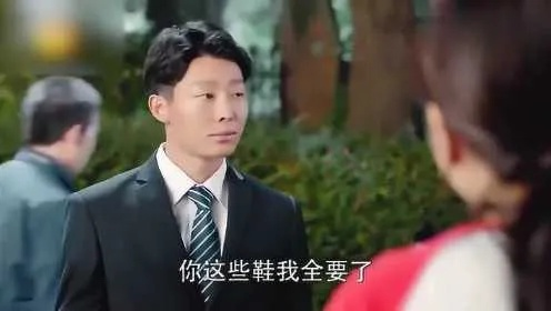 摆摊路上，捡个总裁给娃当爹（98集）催馨心&何连飞