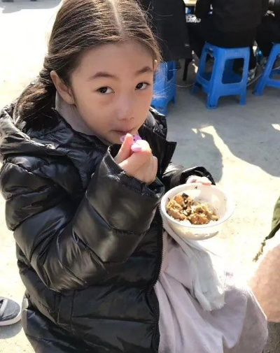 10.流放路上我带着傻爹顿顿吃肉（74集）余沛杉＆彭思琪（小演员）