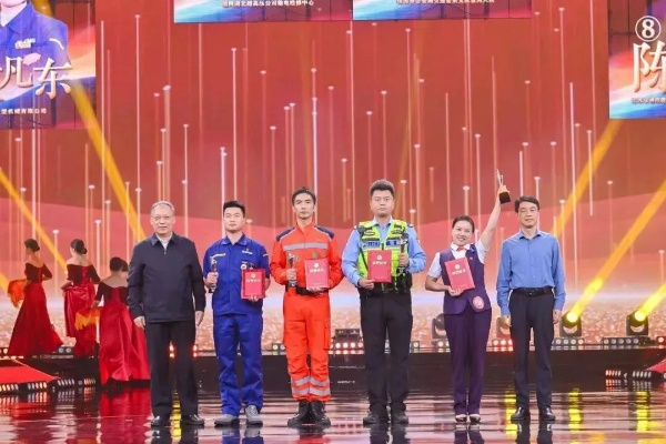 颁奖夜保洁老妈亮了真身份（100集）刘昂＆张邺兮