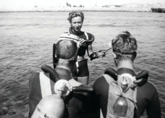 《潜艇女兵》法国版完整版（潜艇女兵法国版完整版，揭示神秘海底之旅的勇敢女性力量）