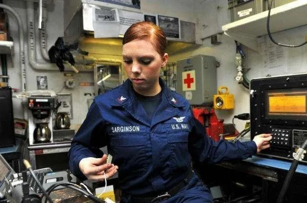 《潜艇女兵》法国版完整版（潜艇女兵法国版完整版，揭示神秘海底之旅的勇敢女性力量）