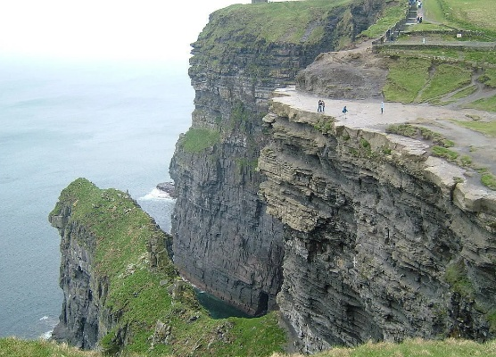 悬崖（悬崖，自然的壮丽画卷与人生的隐喻）