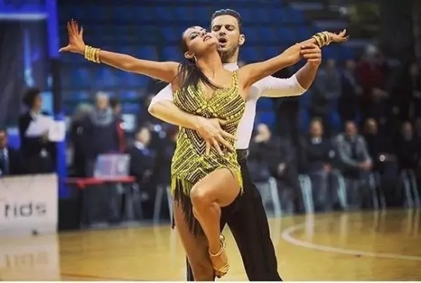 腰振在线观看（腰振舞蹈，在线观看的魅力与激情）